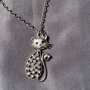 JEWELRY - 15in Vintage Rhinestone Cat Pendant Silver Chain Necklace